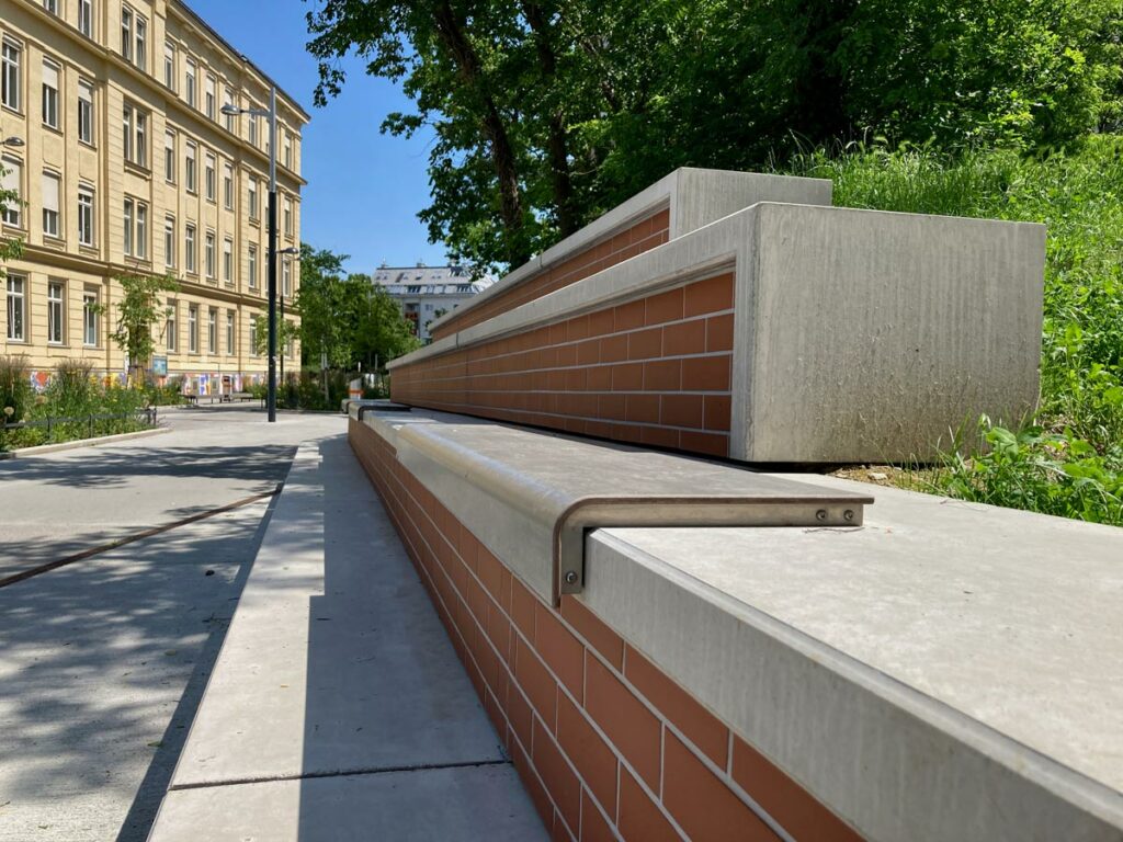 Sitzmauer Entrée Jutta-Steier-Park